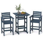 Ensemble de bar 3 pièces Costway pour terrasse, chaises de bar en PEHD avec table haute carrée, repose-pieds et dossier Bleu marine/Gris/Marron/Noir