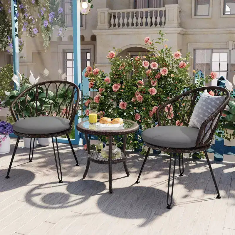 Ensemble de loisirs d'extérieur Whisen, 2 fauteuils individuels en rotin avec une table ronde en verre, idéal pour les patios, balcons et cours.