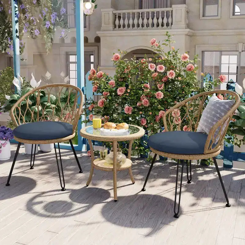Ensemble de loisirs d'extérieur Whisen, 2 fauteuils individuels en rotin avec une table ronde en verre, idéal pour les patios, balcons et cours.