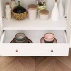 Meuble de cuisine blanc avec portes vitrées, étagère ouverte et tiroirs de rangement