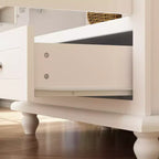Meuble de cuisine blanc avec portes vitrées, étagère ouverte et tiroirs de rangement