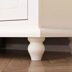 Meuble de cuisine blanc avec portes vitrées, étagère ouverte et tiroirs de rangement