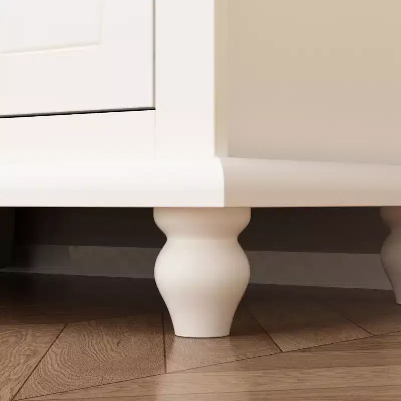 Meuble de cuisine blanc avec portes vitrées, étagère ouverte et tiroirs de rangement