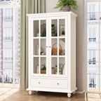 Meuble de cuisine blanc avec portes vitrées, étagère ouverte et tiroirs de rangement