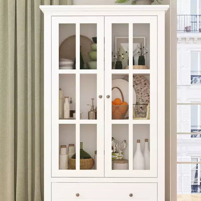 Meuble de cuisine blanc avec portes vitrées, étagère ouverte et tiroirs de rangement