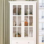 Meuble de cuisine blanc avec portes vitrées, étagère ouverte et tiroirs de rangement