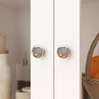 Meuble de cuisine blanc avec portes vitrées, étagère ouverte et tiroirs de rangement