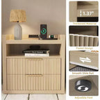 Table de chevet cannelée de 24 pouces de large avec station de recharge, 2 tiroirs, étagère ouverte, table de chevet en bois naturel, table d'appoint moderne du milieu du siècle pour chambre à coucher