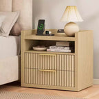 Table de chevet cannelée de 24 pouces de large avec station de recharge, 2 tiroirs, étagère ouverte, table de chevet en bois naturel, table d'appoint moderne du milieu du siècle pour chambre à coucher
