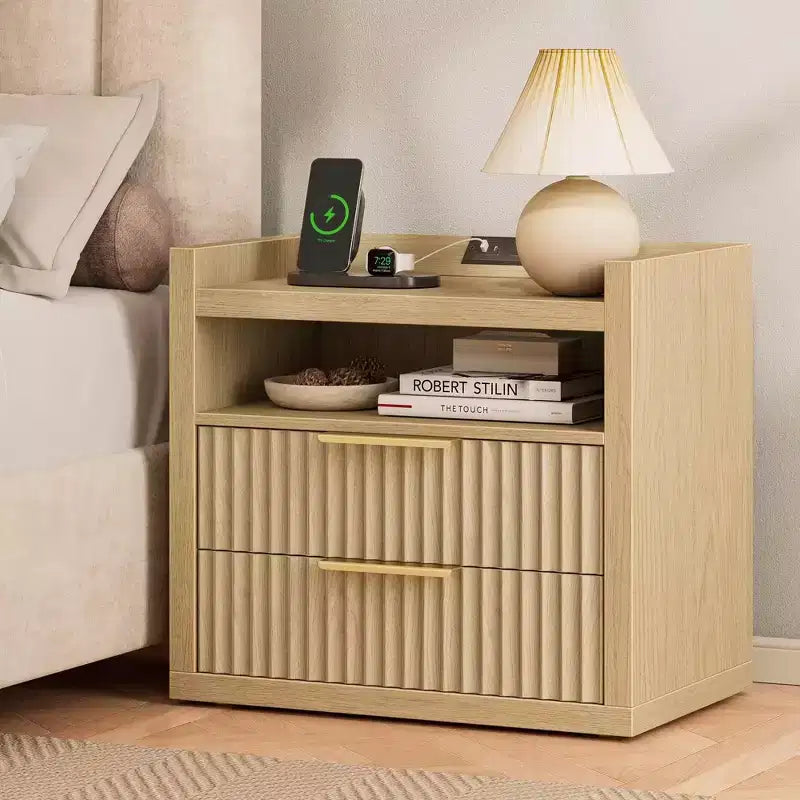 Table de chevet cannelée de 24 pouces de large avec station de recharge, 2 tiroirs, étagère ouverte, table de chevet en bois naturel, table d'appoint moderne du milieu du siècle pour chambre à coucher