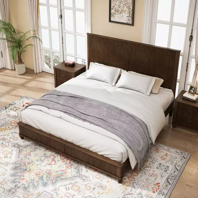 Ensemble de chambre à coucher 3 pièces, lit queen/king size et 2 tables de chevet cannelées avec tiroirs de rangement - ModernLuxe