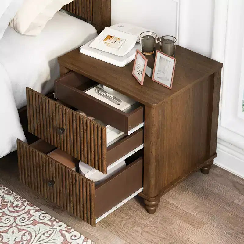 Ensemble de chambre à coucher 3 pièces, lit queen/king size et 2 tables de chevet cannelées avec tiroirs de rangement - ModernLuxe
