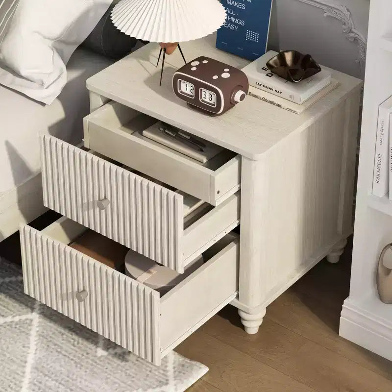 Ensemble de chambre à coucher 3 pièces, lit queen/king size et 2 tables de chevet cannelées avec tiroirs de rangement - ModernLuxe