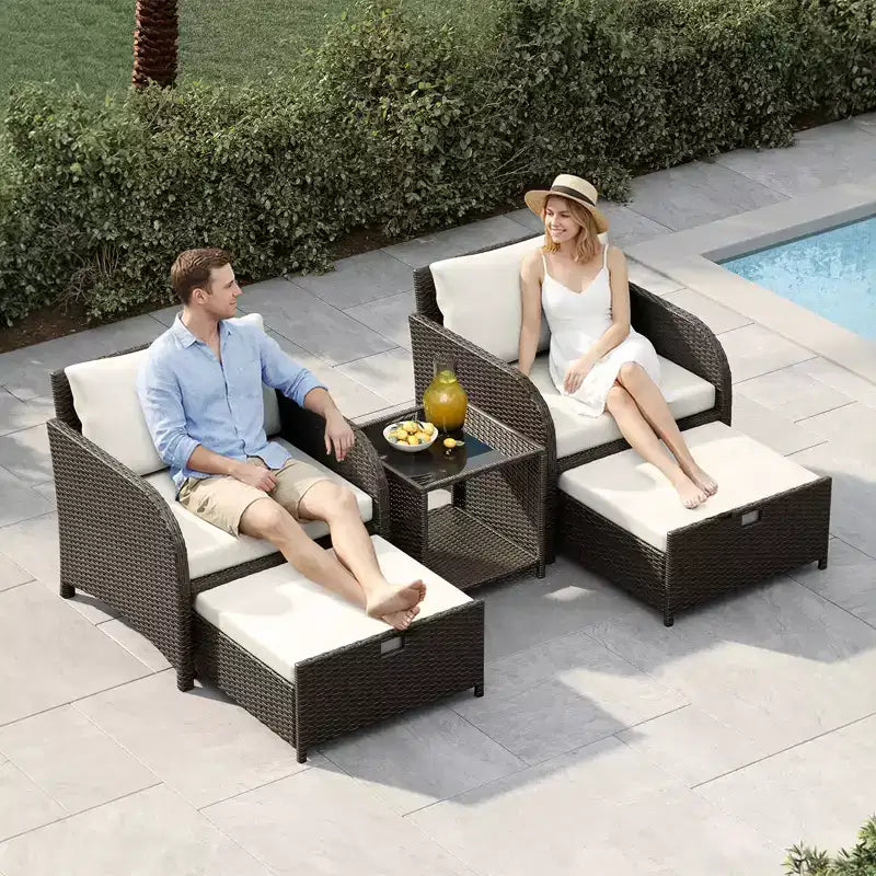 Salon de jardin 5 pièces en osier, avec table basse en verre trempé, fauteuils avec poufs et coussins pour jardin et terrasse.