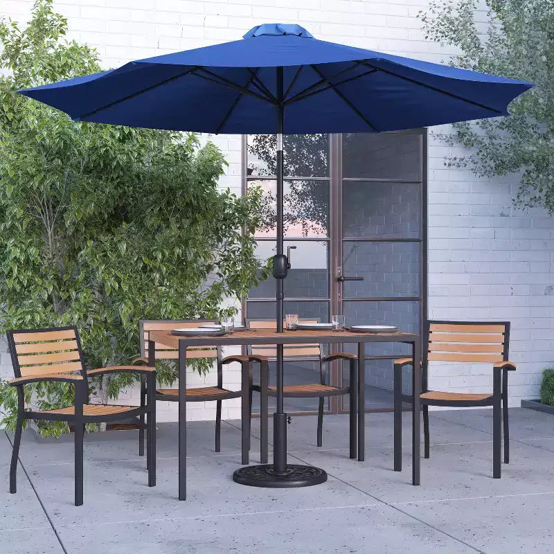 Ensemble de salle à manger 7 pièces Merrick Lane avec parasol et base - Table à cadre en acier avec trou pour parasol et 4 fauteuils de club