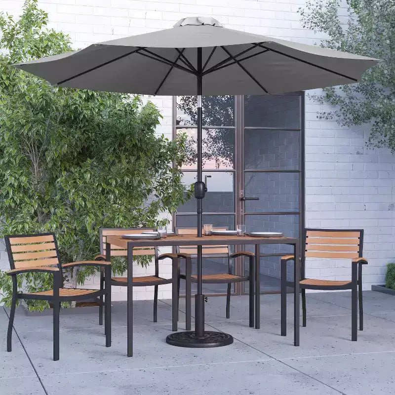 Ensemble de salle à manger 7 pièces Merrick Lane avec parasol et base - Table à cadre en acier avec trou pour parasol et 4 fauteuils de club