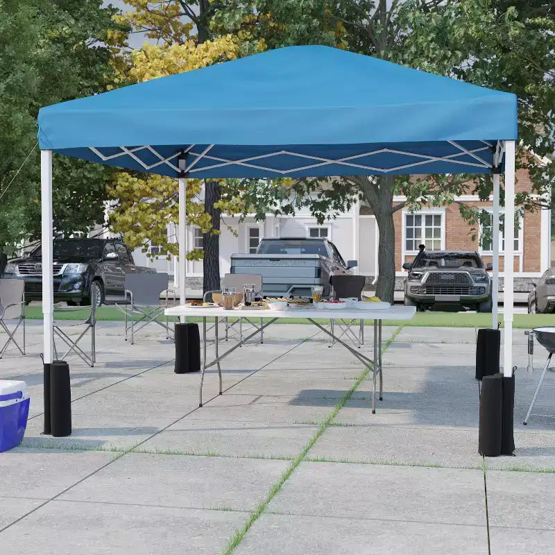 Ensemble de tentes de fête/de hayon Emma et Oliver pour événements extérieurs avec auvent pop-up et étui à roulettes et table pliante avec poignée de transport